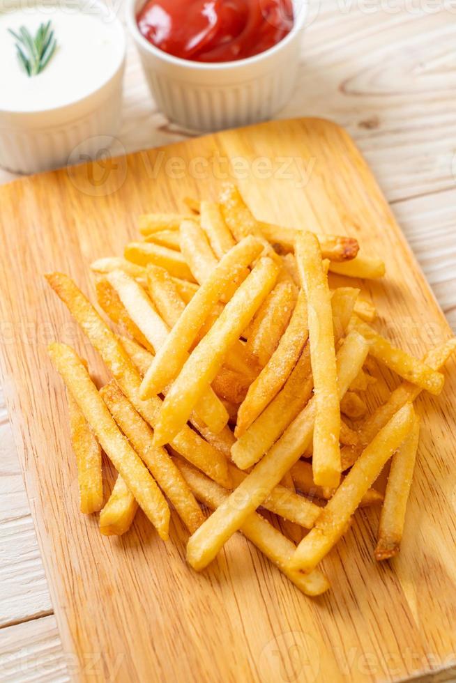 batatas fritas com creme de leite e ketchup foto