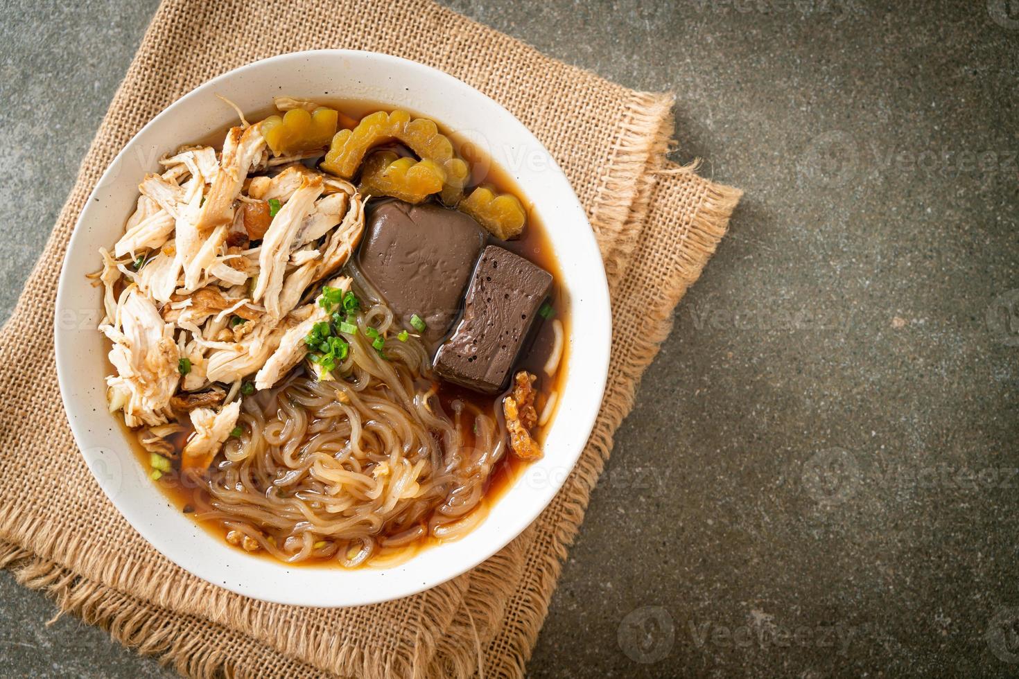 tigela de sopa de macarrão com frango estufado foto