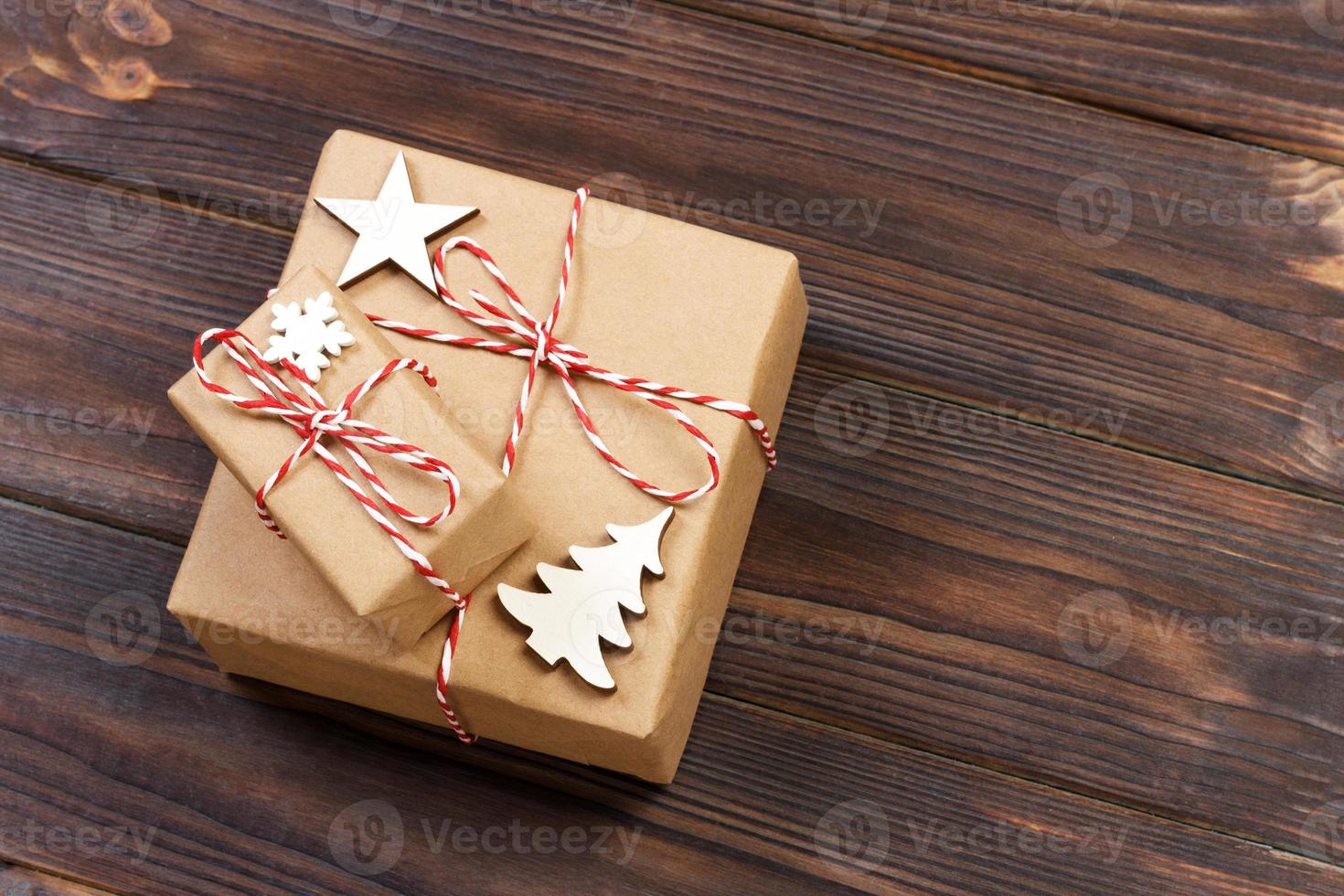 decorações de madeira de natal com flocos de neve, estrelas brancas e árvores de natal em um fundo de tábuas de madeira velhas pretas vintage. plano de fundo para o seu texto e design foto