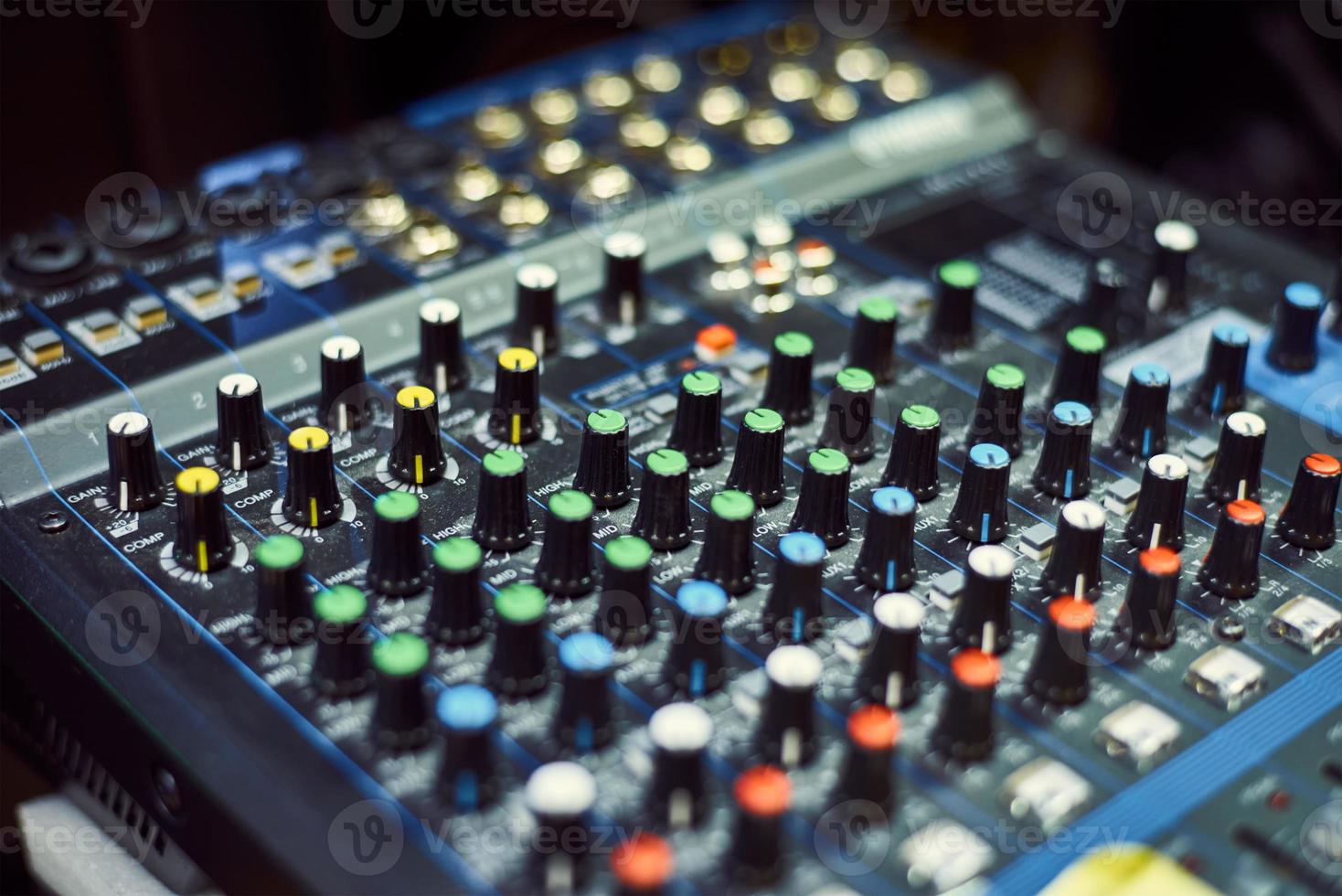 console de mixagem de áudio e música em um fundo preto. mesa de mixagem de estúdio de som foto