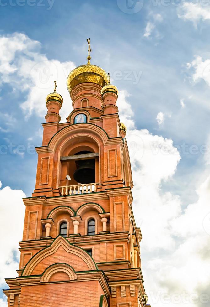 cruz de igreja cristã em torre alta para orações foto