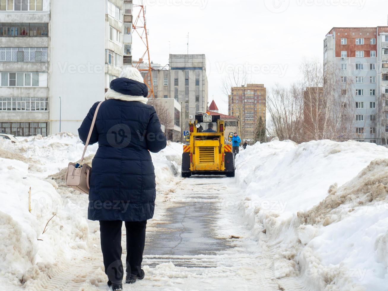 remoção de neve. foto de rua. grandes montes de neve na cidade. o caminho após a passagem do limpa-neves.
