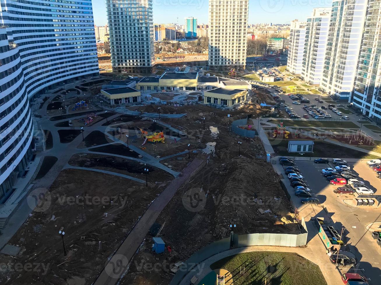 vista do novo belo complexo residencial de novos edifícios com edifícios casas painel de estrutura de concreto monolítico arranha-céus de vários andares da grande cidade da metrópole foto