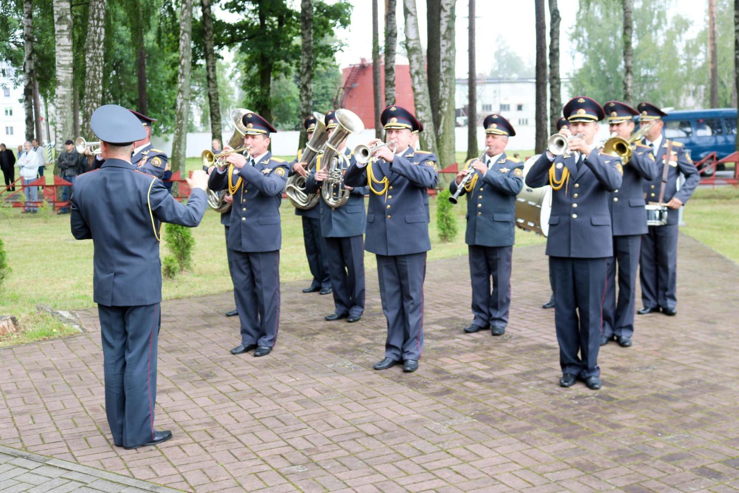 homens banda militar militar com trombetas e instrumentos de sopro celebram a honra no dia da vitória moscou, rússia, 05.09.2018 foto