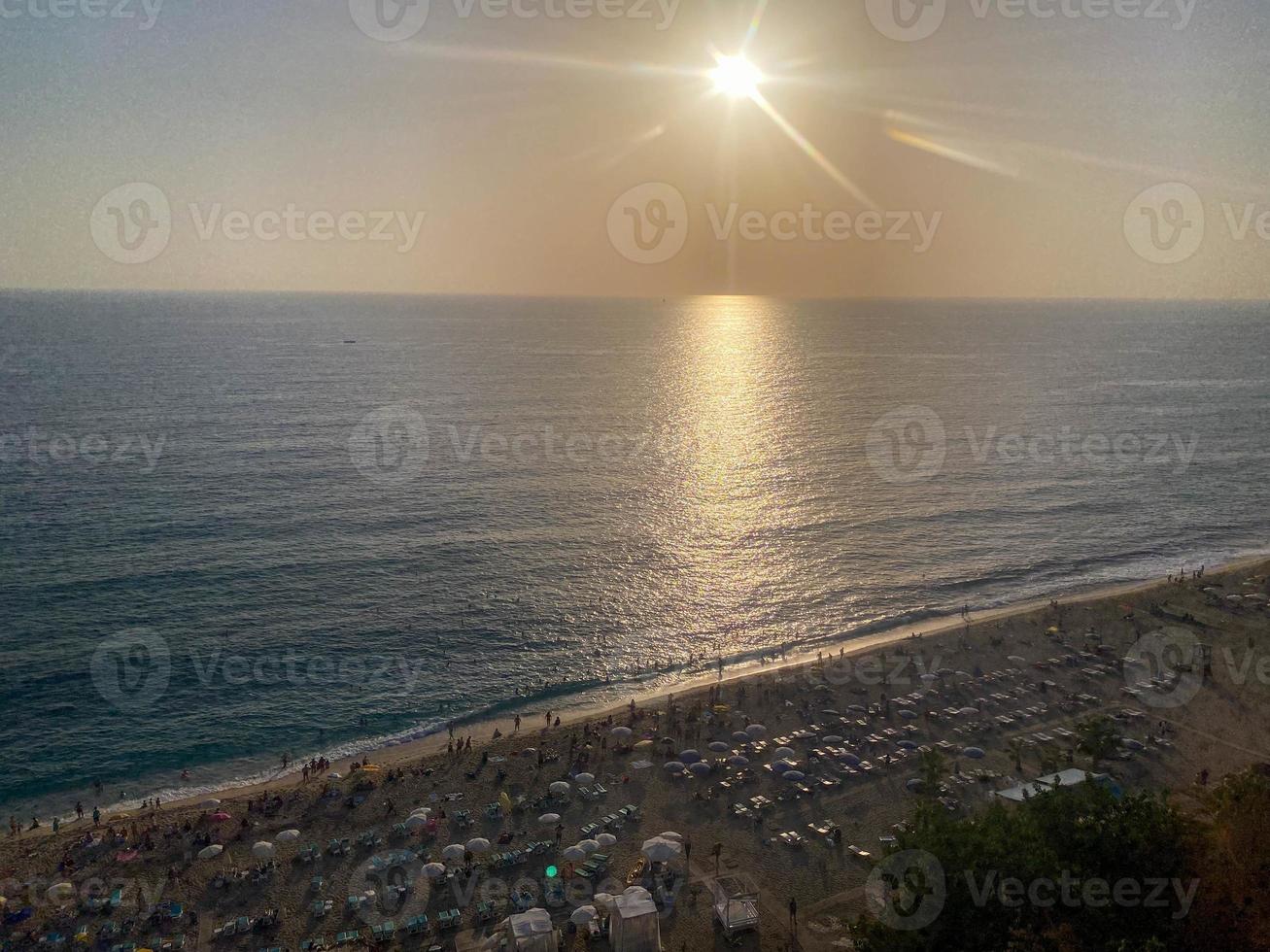 vista das praias com espreguiçadeiras e guarda-sóis na costa do mar de férias em um resort tropical quente do paraíso oriental do sul foto