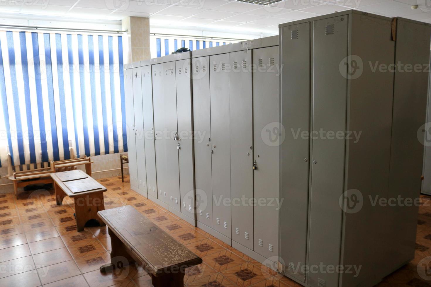 quarto, vestiário para trabalhadores com armários individuais para troca de roupas em uma planta industrial foto
