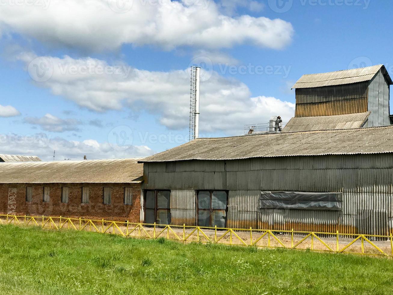 grande edifício agrícola agrícola com equipamentos, casas, celeiros, celeiro foto