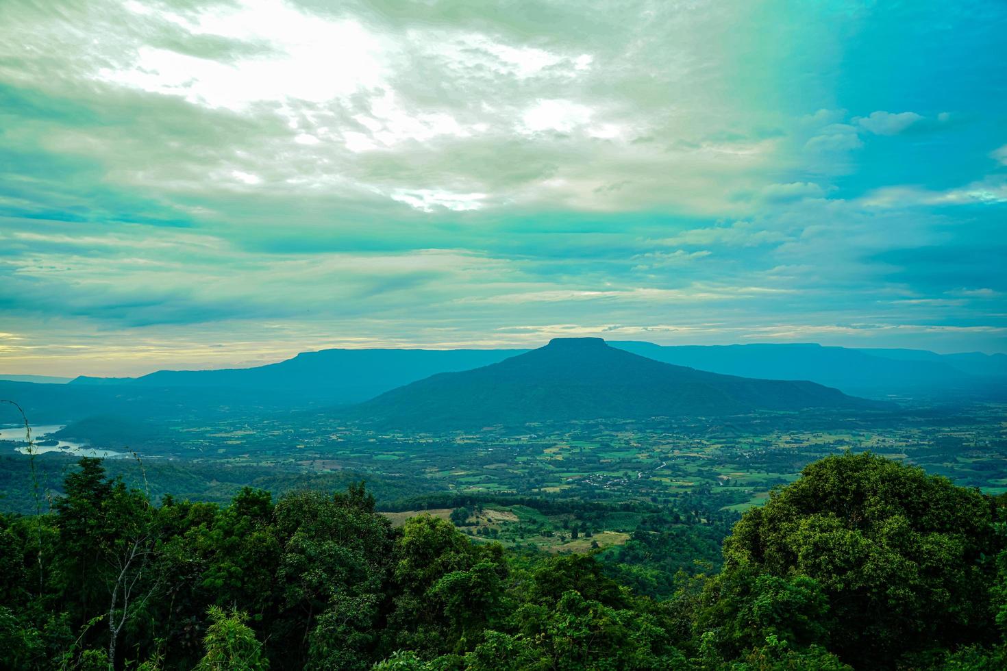 monte fuji ao pôr do sol, província de loei, tailândia phu pa po é um destino turístico popular porque é semelhante ao monte fuji no japão. foto