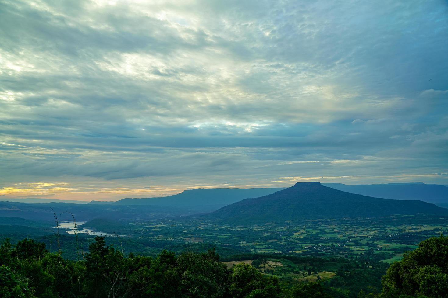 monte fuji ao pôr do sol, província de loei, tailândia phu pa po é um destino turístico popular porque é semelhante ao monte fuji no japão. foto