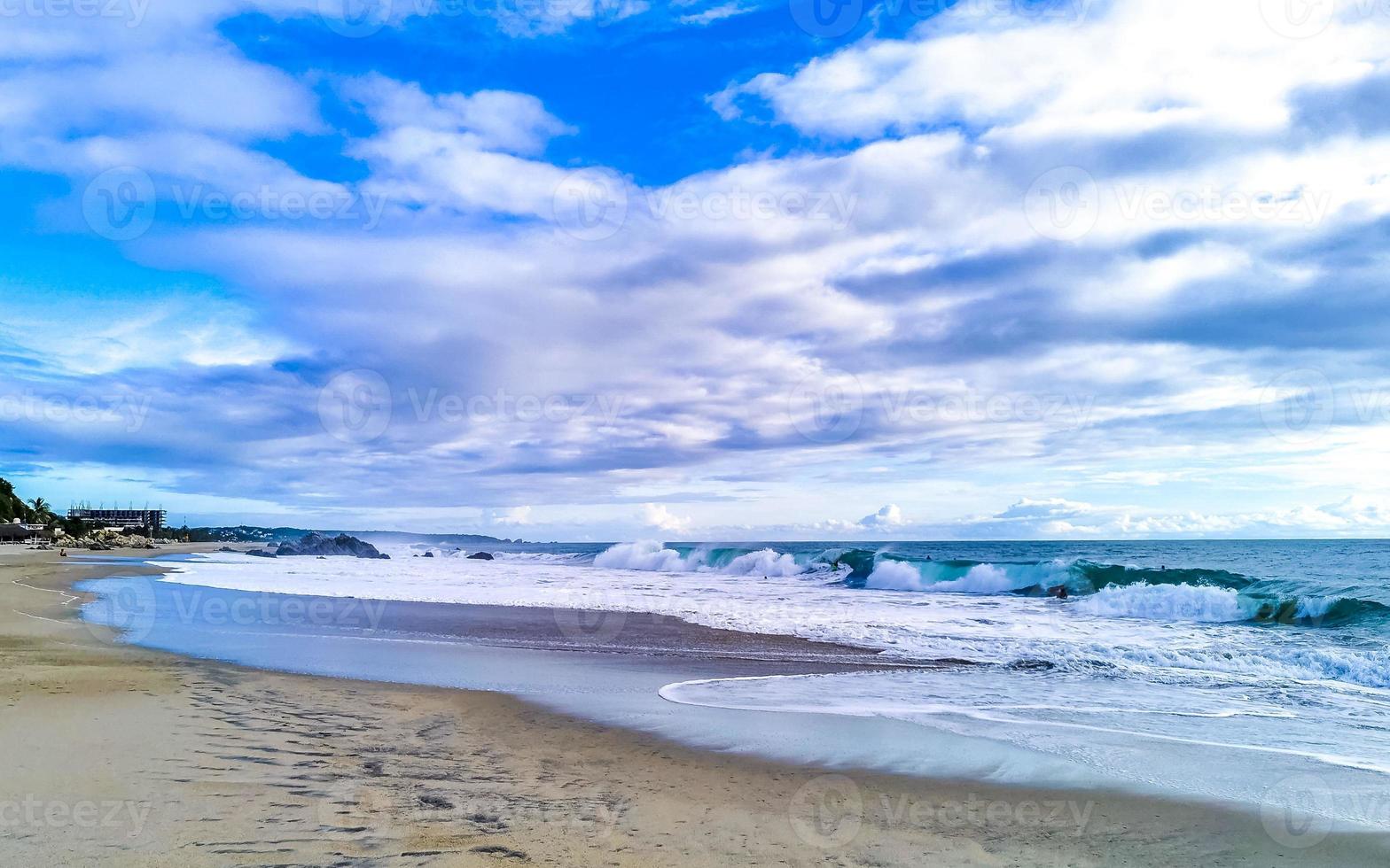 praia areia azul água enorme surfista ondas puerto escondido mexico. foto