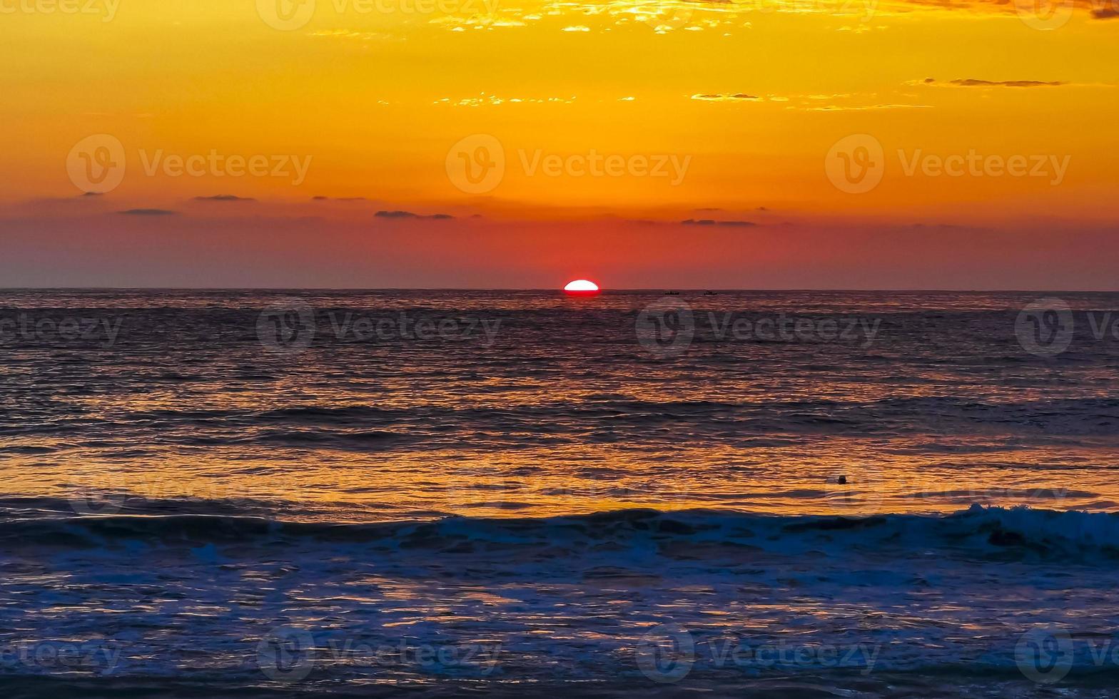 colorido pôr do sol dourado grande onda e praia puerto escondido méxico. foto