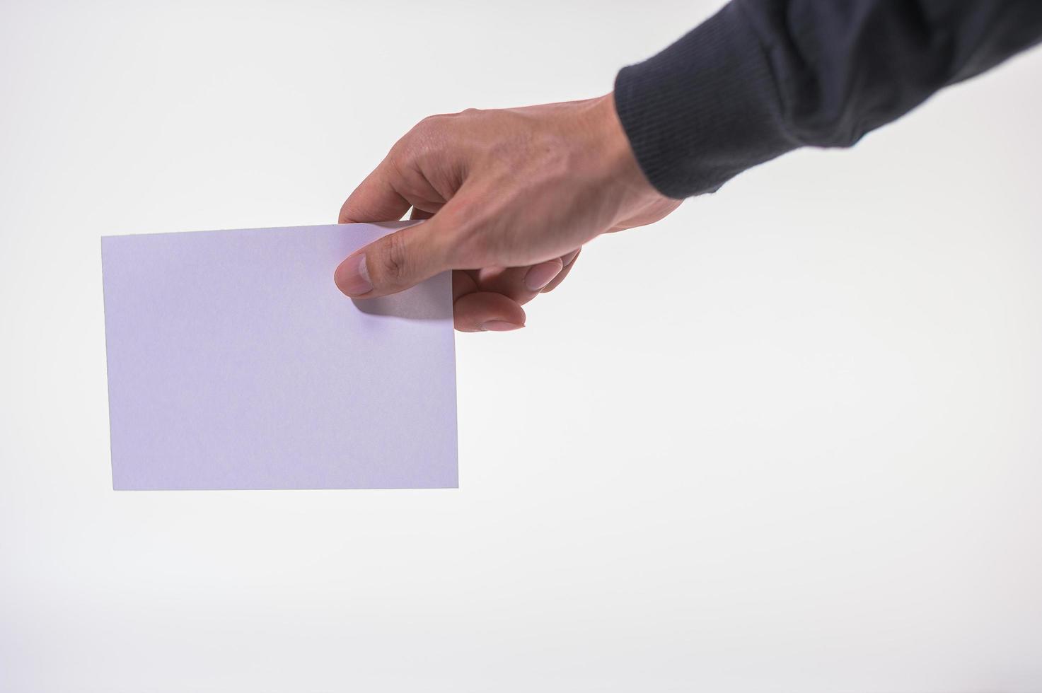 homem segurando papel em branco foto