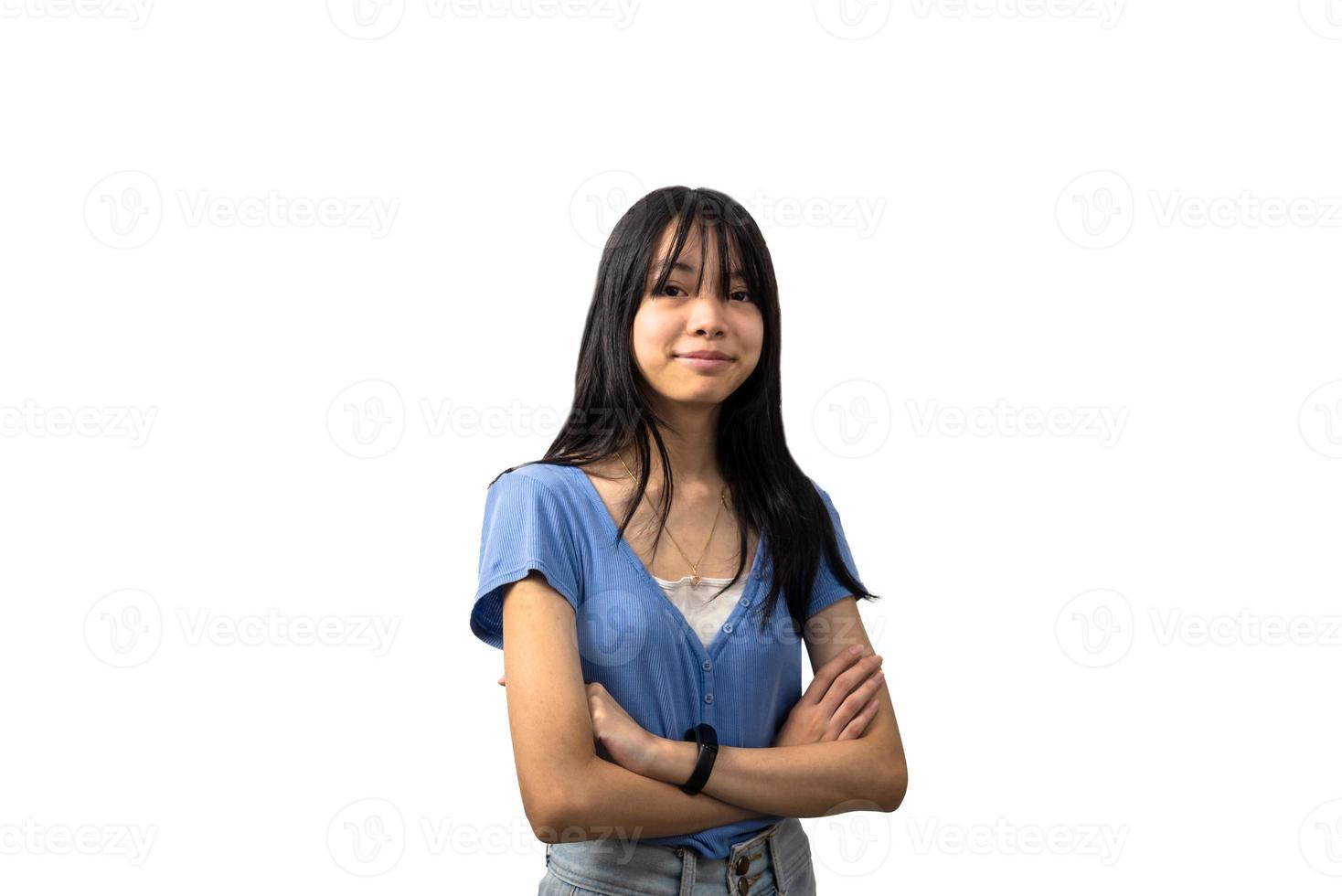 menina asiática cruzar braços no peito sorrindo. estilo de vida beleza e moda no espaço background.copy branco. foto