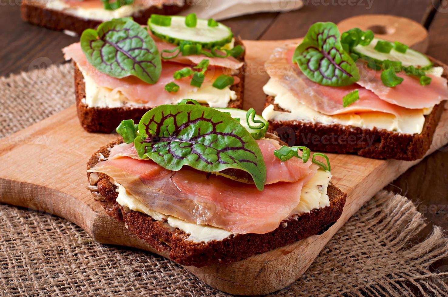 pequenos lanches sanduíches com salmão salgado foto