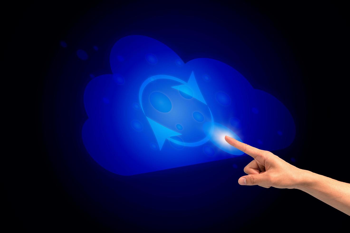 mão clicando no símbolo da nuvem de tecnologia foto