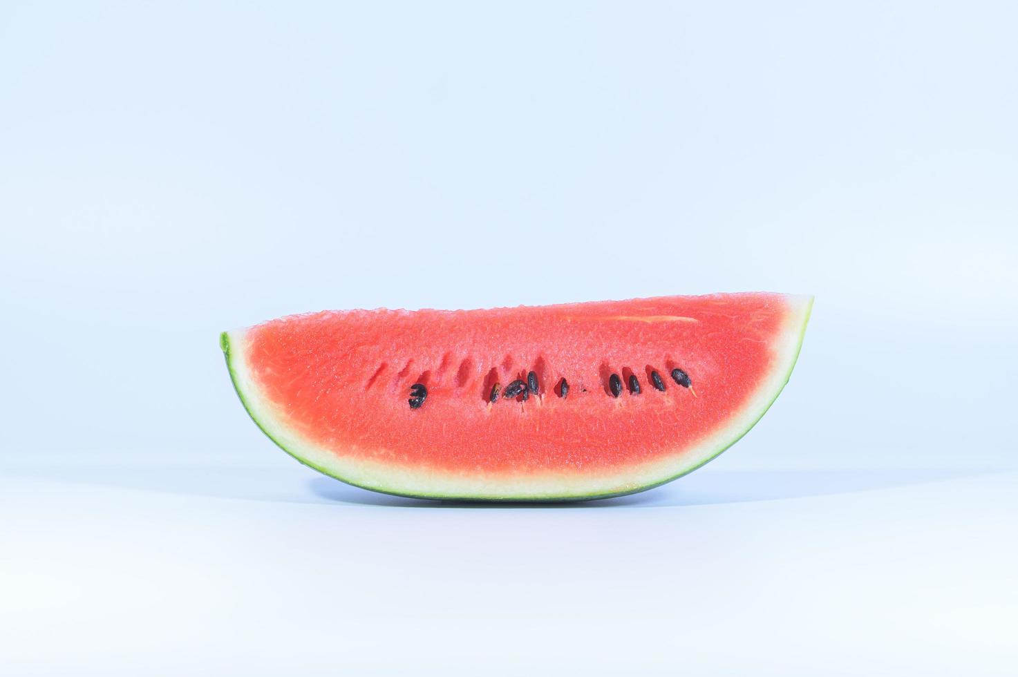 melancia no fundo branco foto