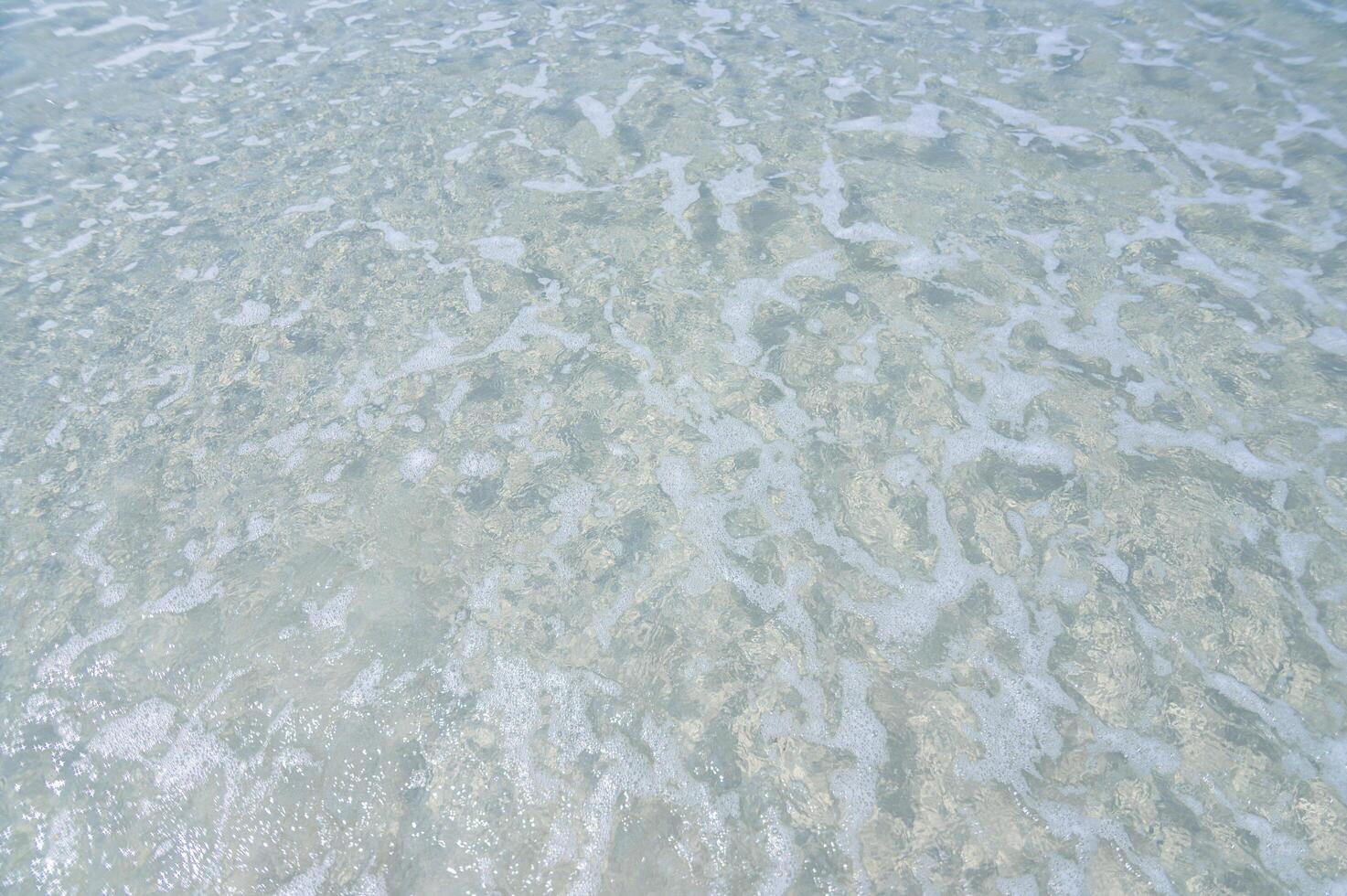 água do mar na praia de areia foto