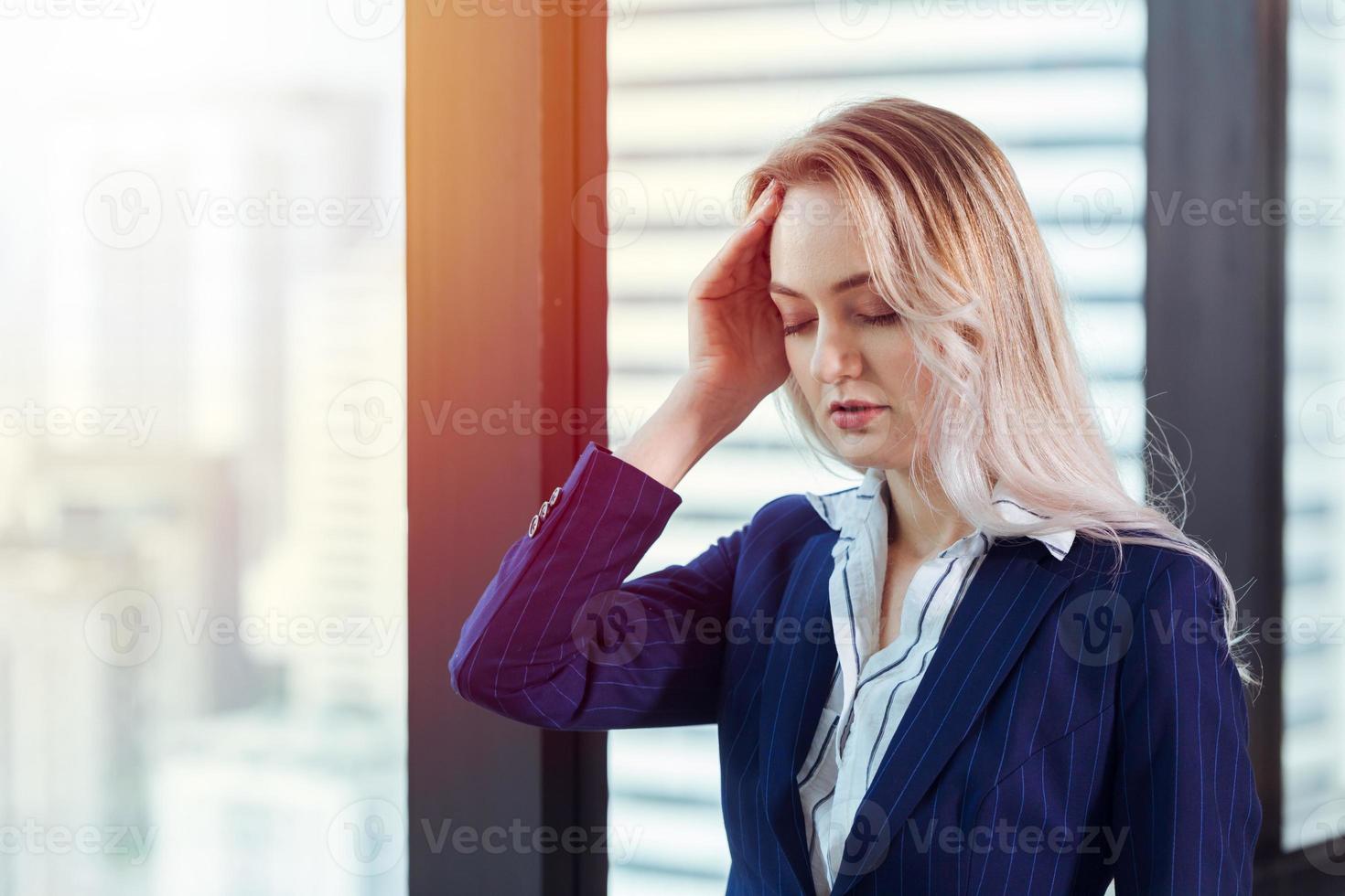 dor de cabeça da senhora do escritório do dia de trabalho duro, conceito de síndroma de escritório. foto