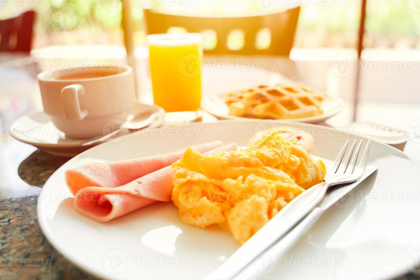 receita de conjunto de refeição matinal de ovos mexidos no menu de serviço do hotel foto