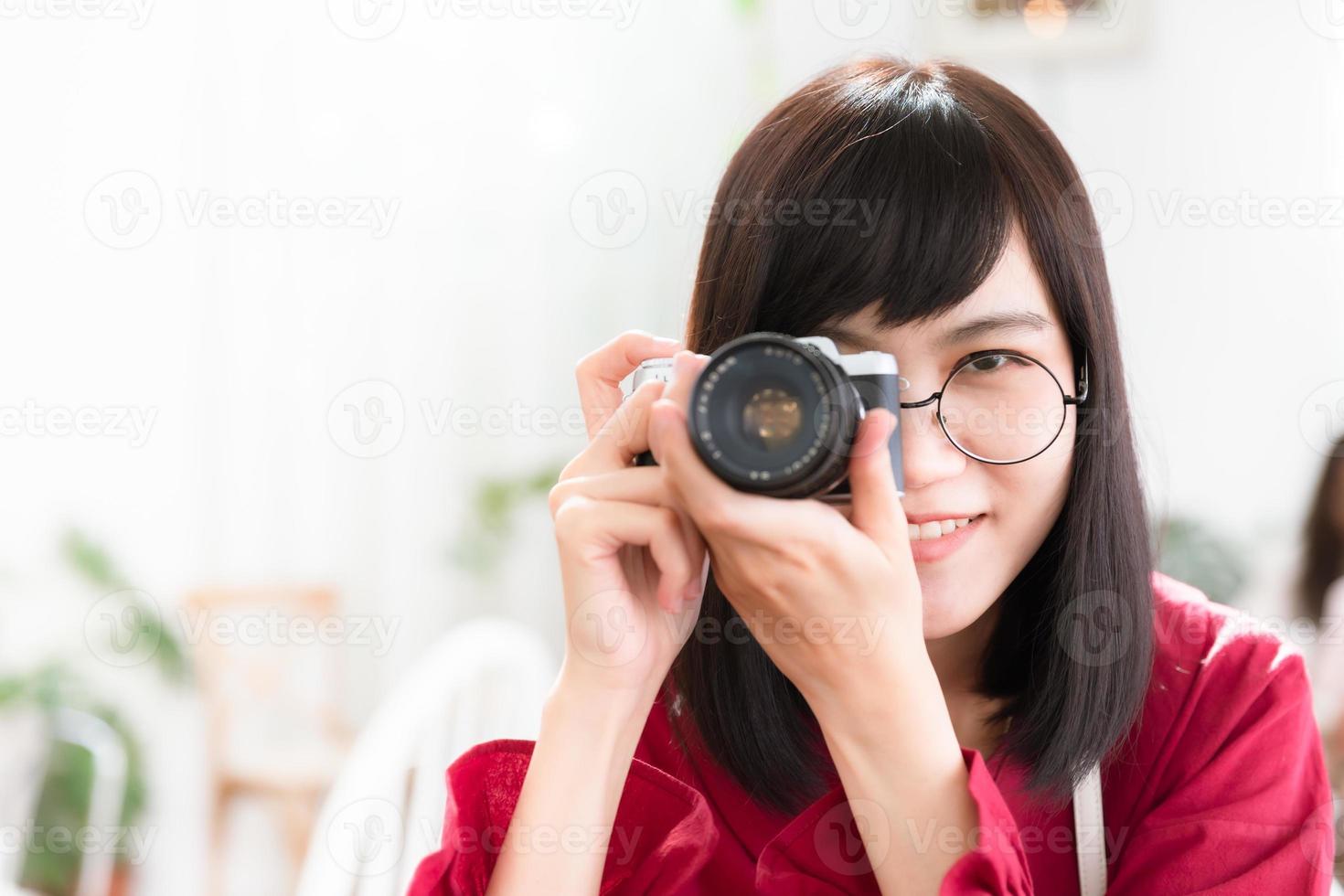 jovem adolescente asiática com câmera retrô e espaço em branco para texto foto