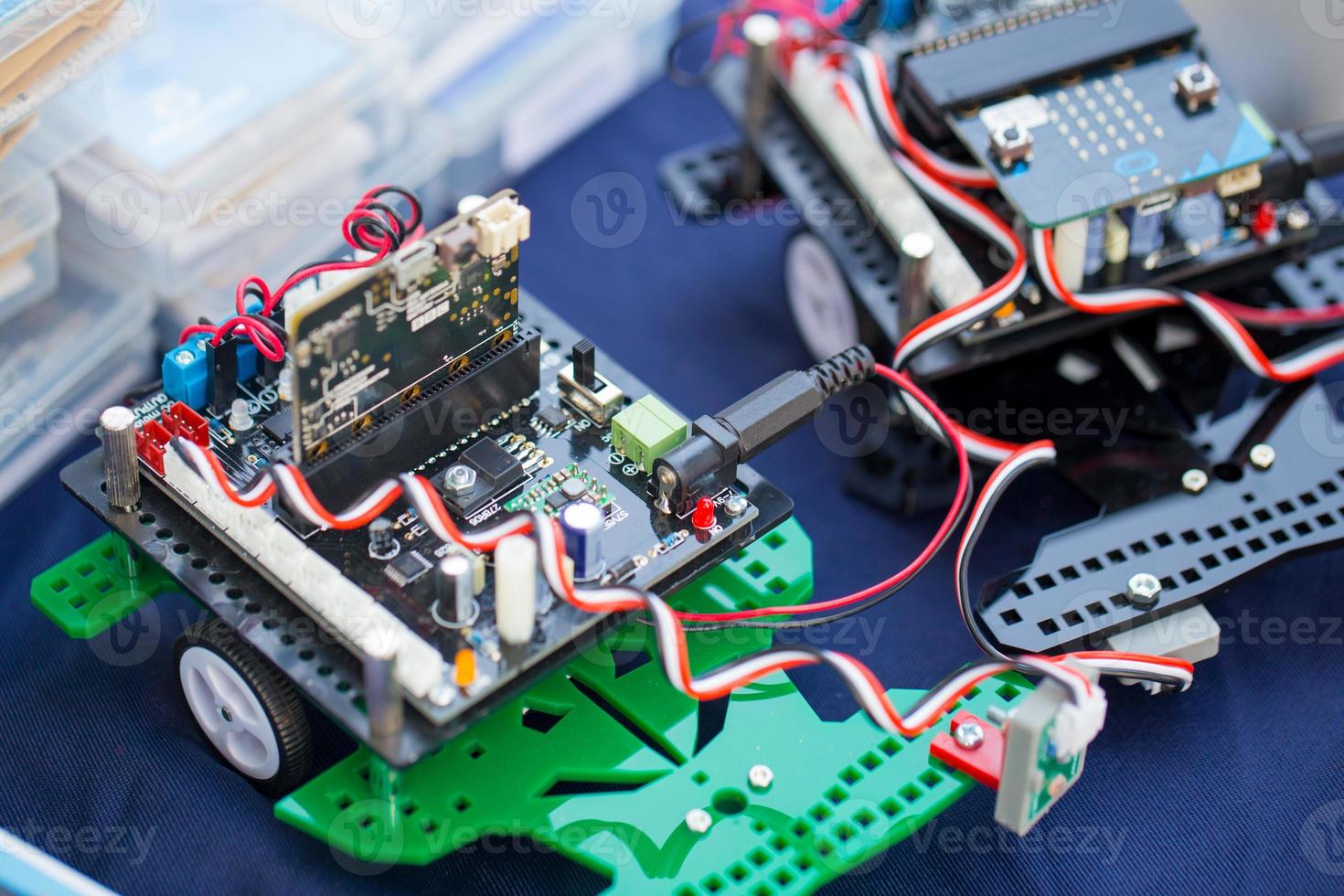 carro de brinquedo ai para educação infantil construído com placa de circuito lógico sistema embutido eletrônico foto