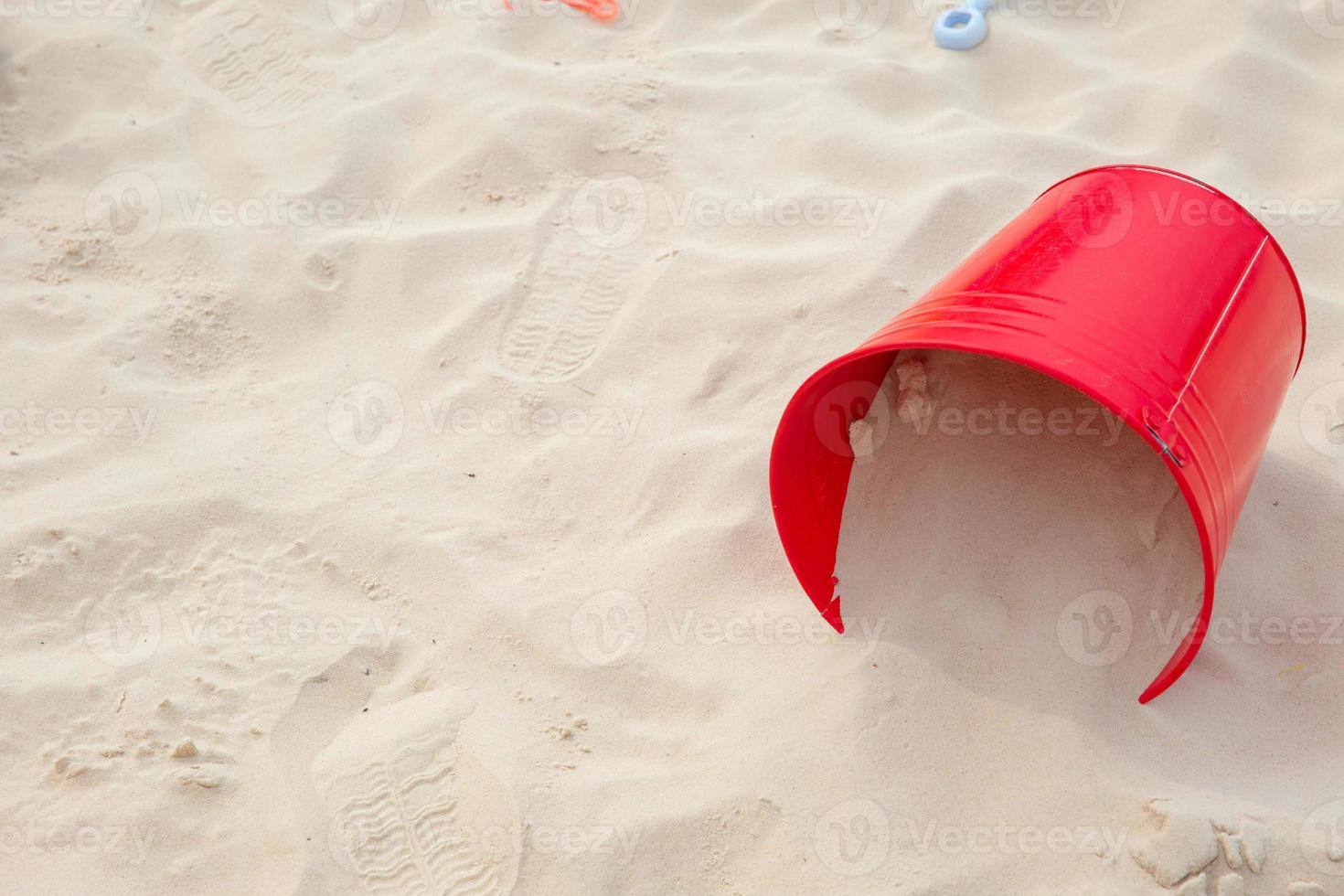 balde de areia na praia com espaço para diversão de verão de texto no conceito de mar foto