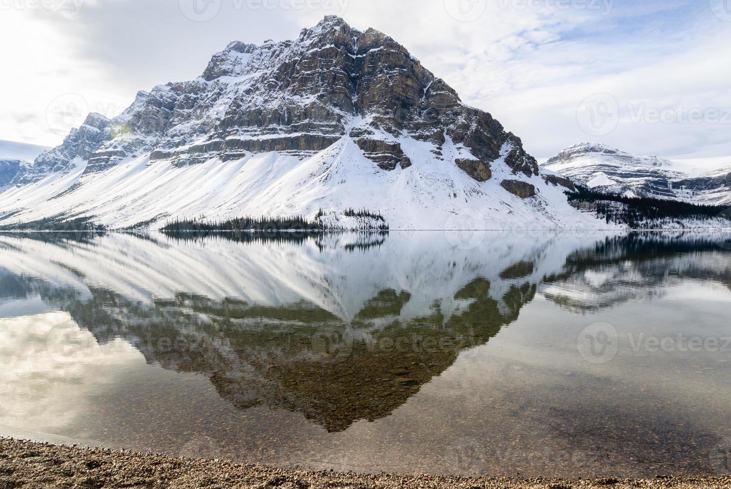 reflexão do lago bow no parque nacional de banff, alberta, canadá foto