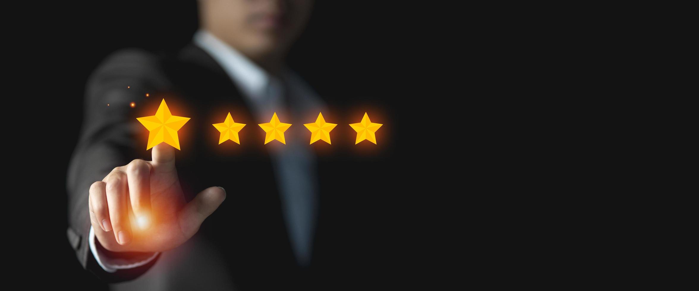 empresário dá classificação à experiência de serviço, conceito de experiência do usuário, pesquisa de feedback de satisfação da revisão do cliente, cliente dando cinco estrelas ao ranking de negócios foto