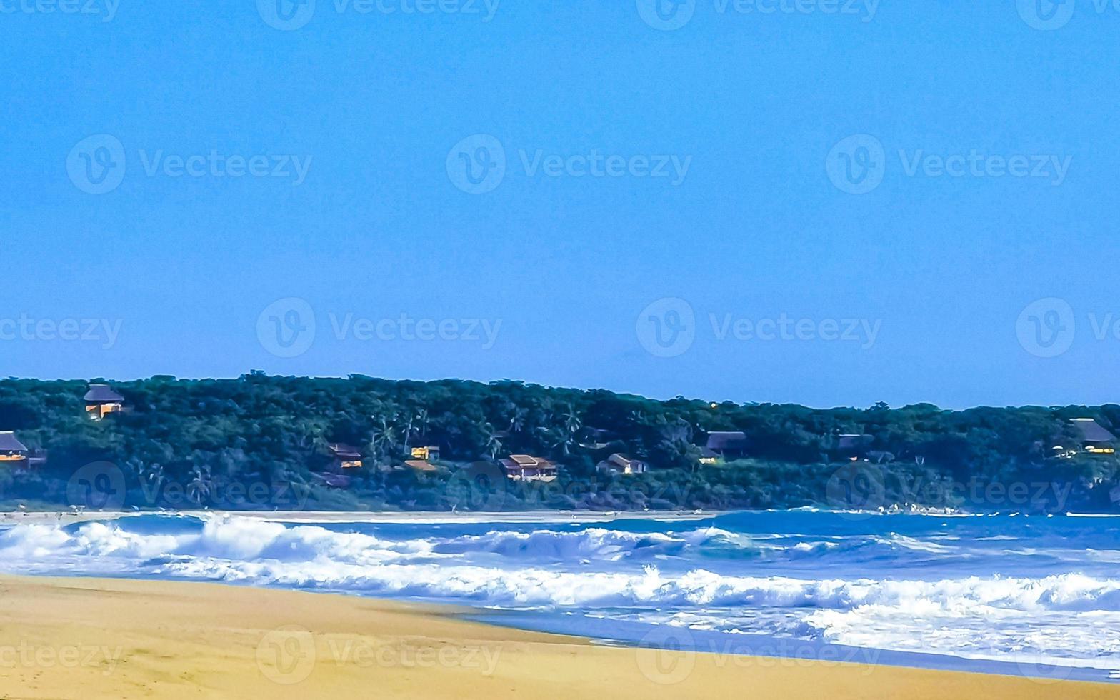praia areia azul água enorme surfista ondas puerto escondido mexico. foto
