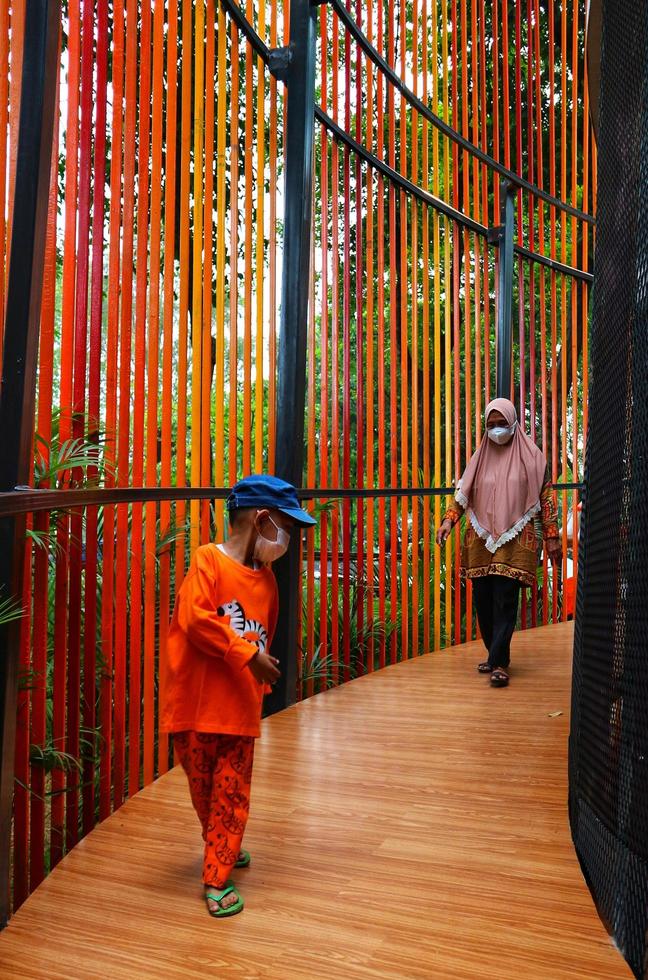 jacarta, indonésia em agosto de 2022. visitantes amantes da flora e da fauna visitando a exposição flona 2022 no campo banteng no centro de jacarta. foto