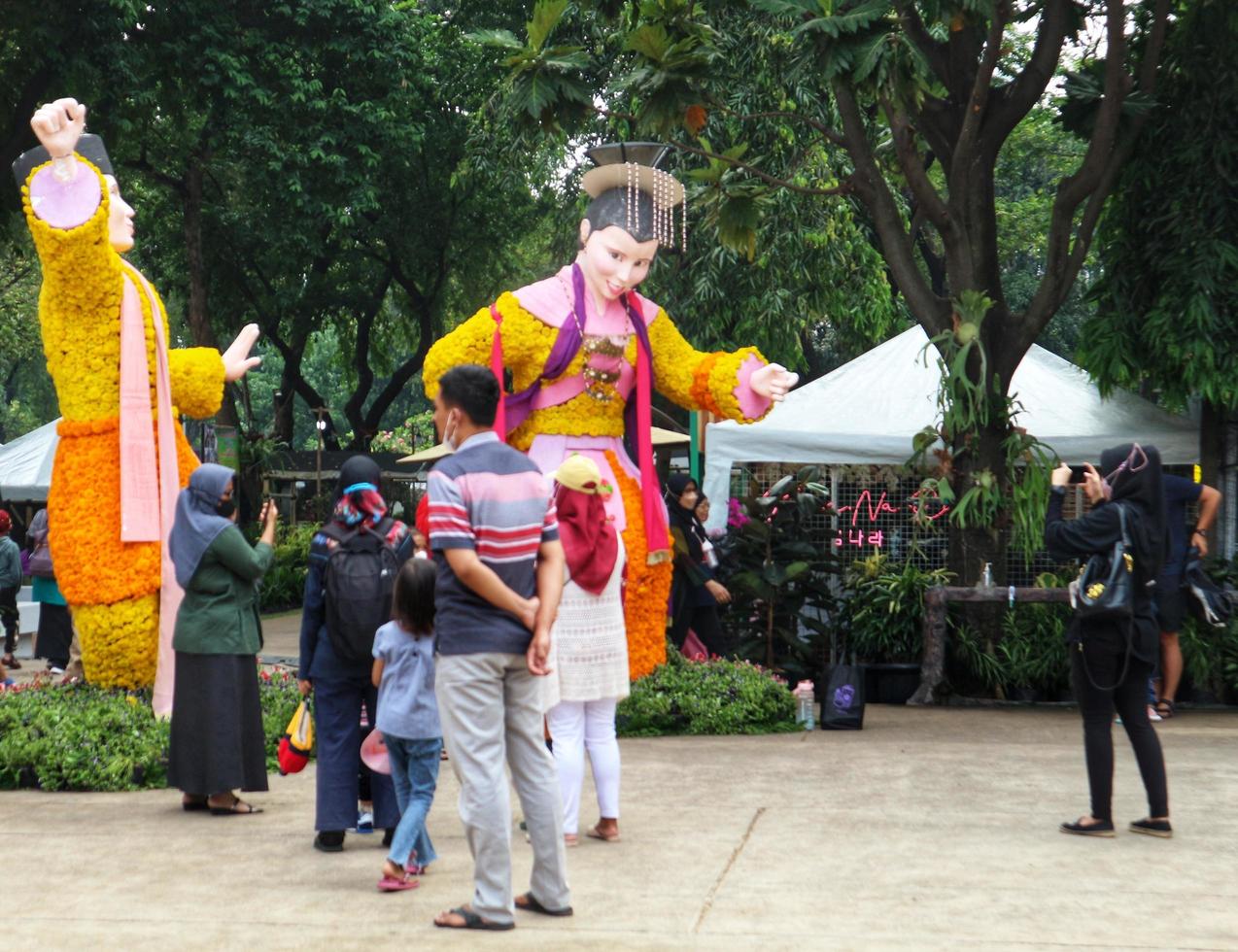 jacarta, indonésia em agosto de 2022. visitantes amantes da flora e da fauna visitando a exposição flona 2022 no campo banteng no centro de jacarta. foto