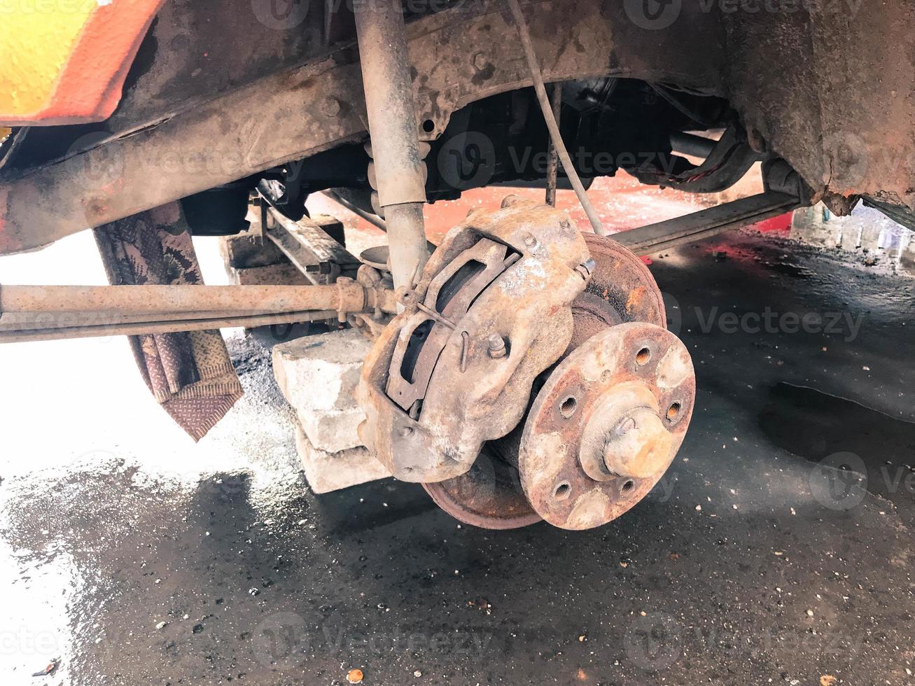 velhos discos de freio enferrujados, pastilhas de um caminhão, carro. conserto de suspensão de carro. roda de substituição foto