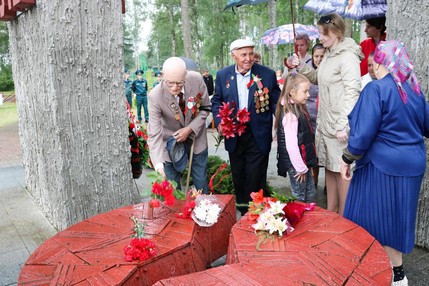 velho avô veterano da segunda guerra mundial em medalhas e condecorações coloca centavos em sinal de respeito pelo monumento no dia da vitória moscou, rússia, 05.09.2018 foto