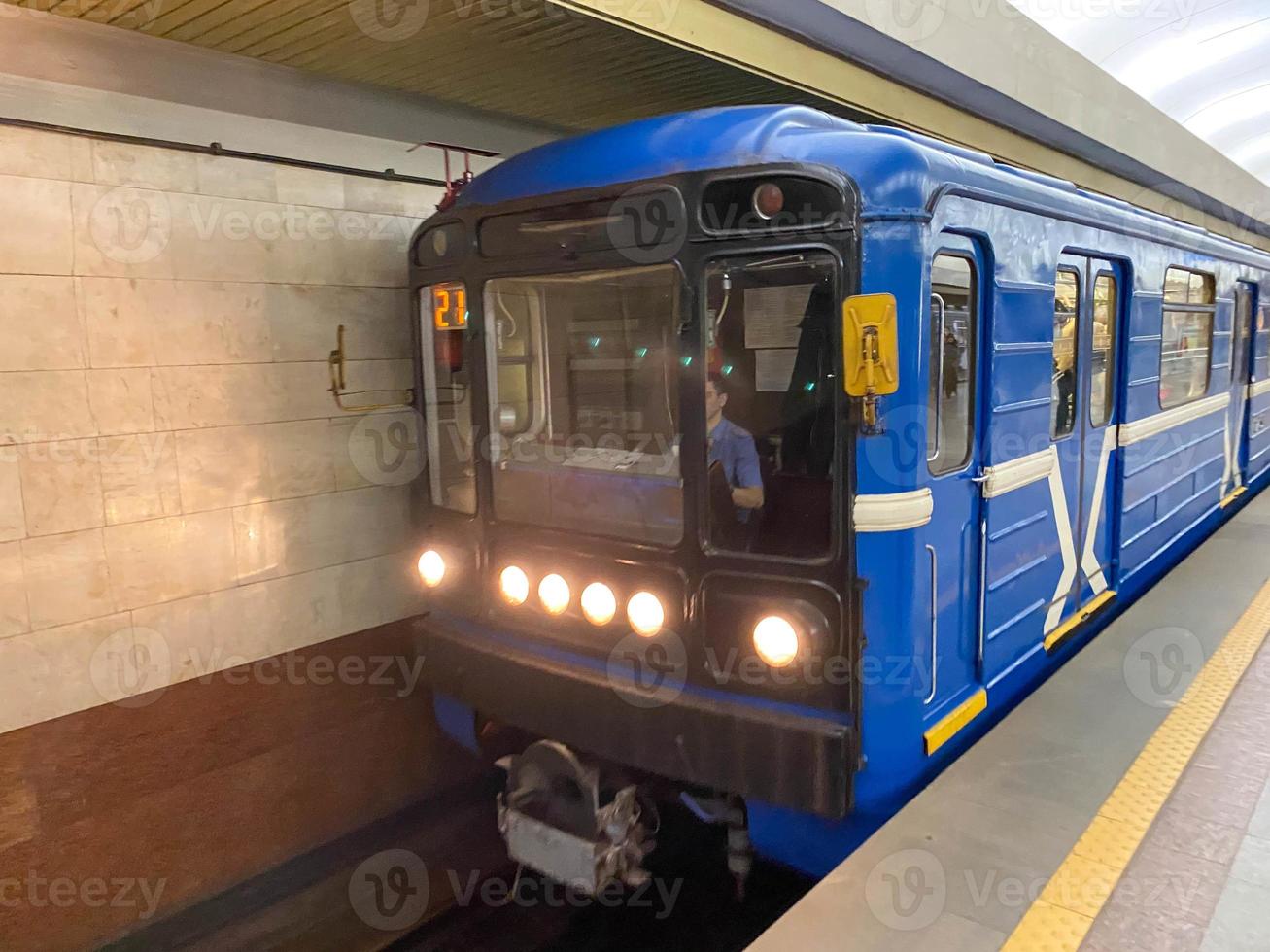 visão detalhada de portas deslizantes fechadas vistas em um trem suburbano, localizado na plataforma da estação foto