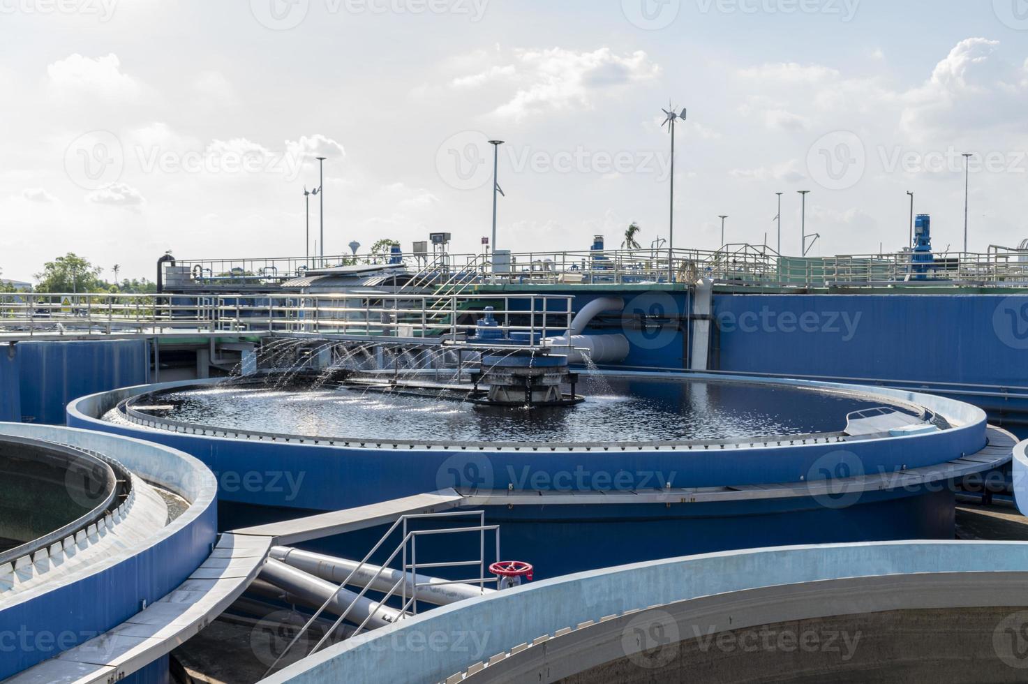 lagoas de tratamento de águas residuais de plantas industriais foto