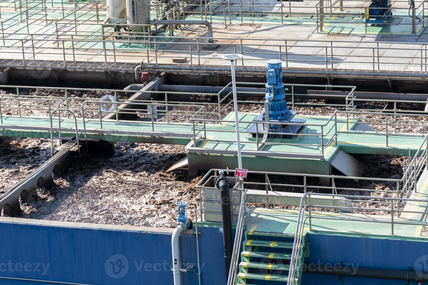 lagoas de tratamento de águas residuais de plantas industriais foto