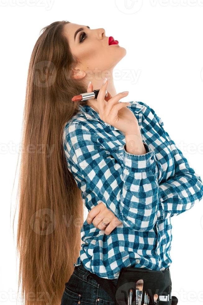 retrato de perfil de jovem beaitufl com cigarro de batom foto