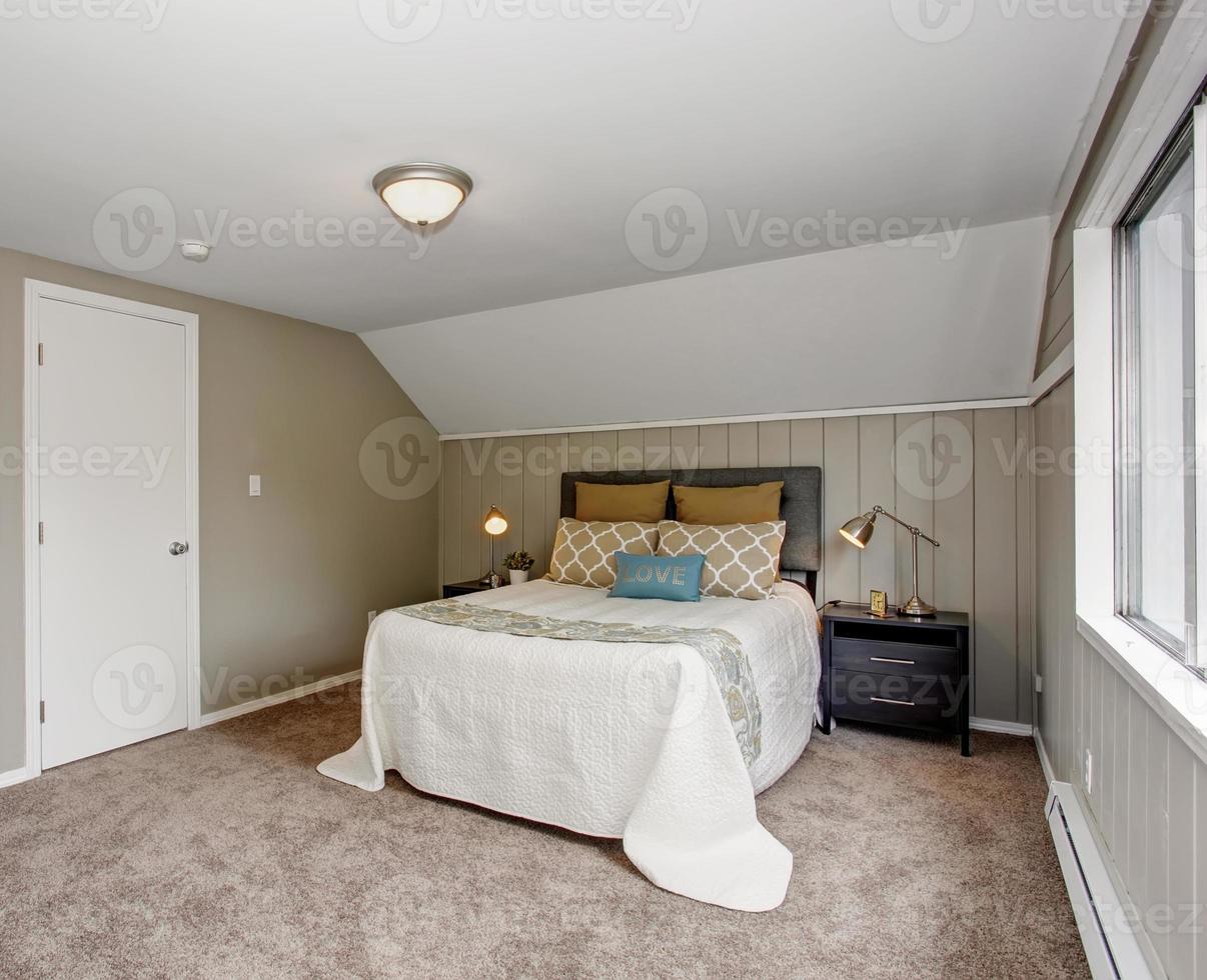 quarto perfeito com paredes cinzentas e roupa de cama branca. foto
