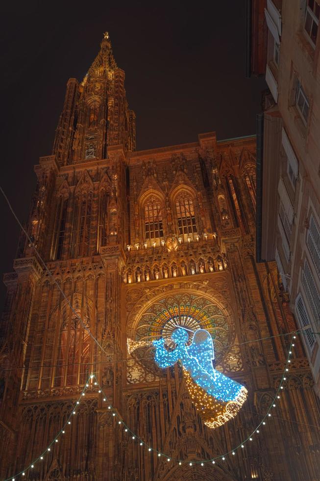 catedral de estrasburgo durante o mercado de natal decoração de anjo foto