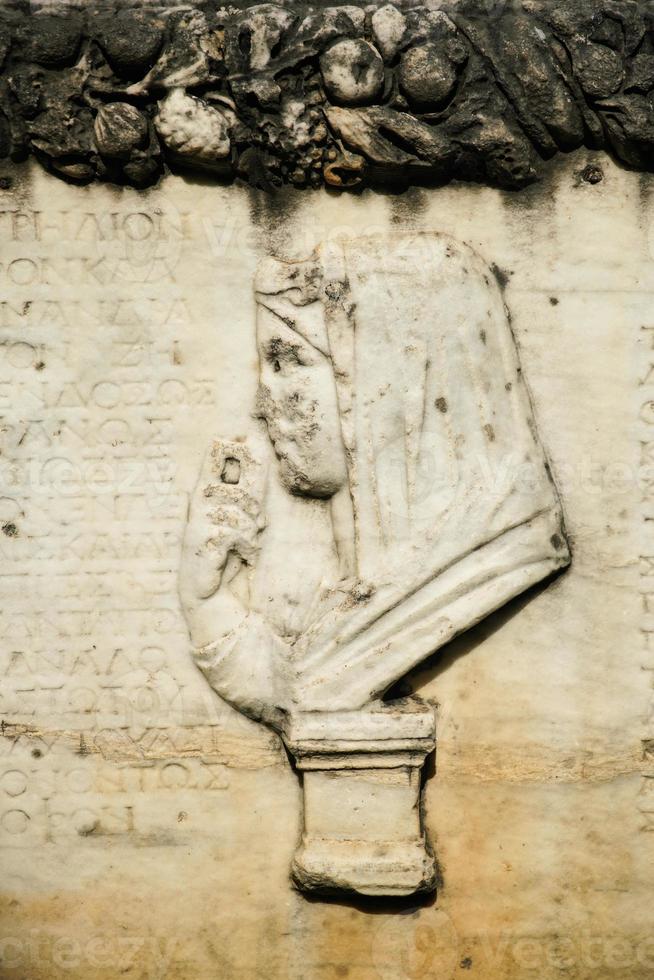 alívio em um sarcófago na cidade antiga de aphrodisias em aydin, turkiye foto