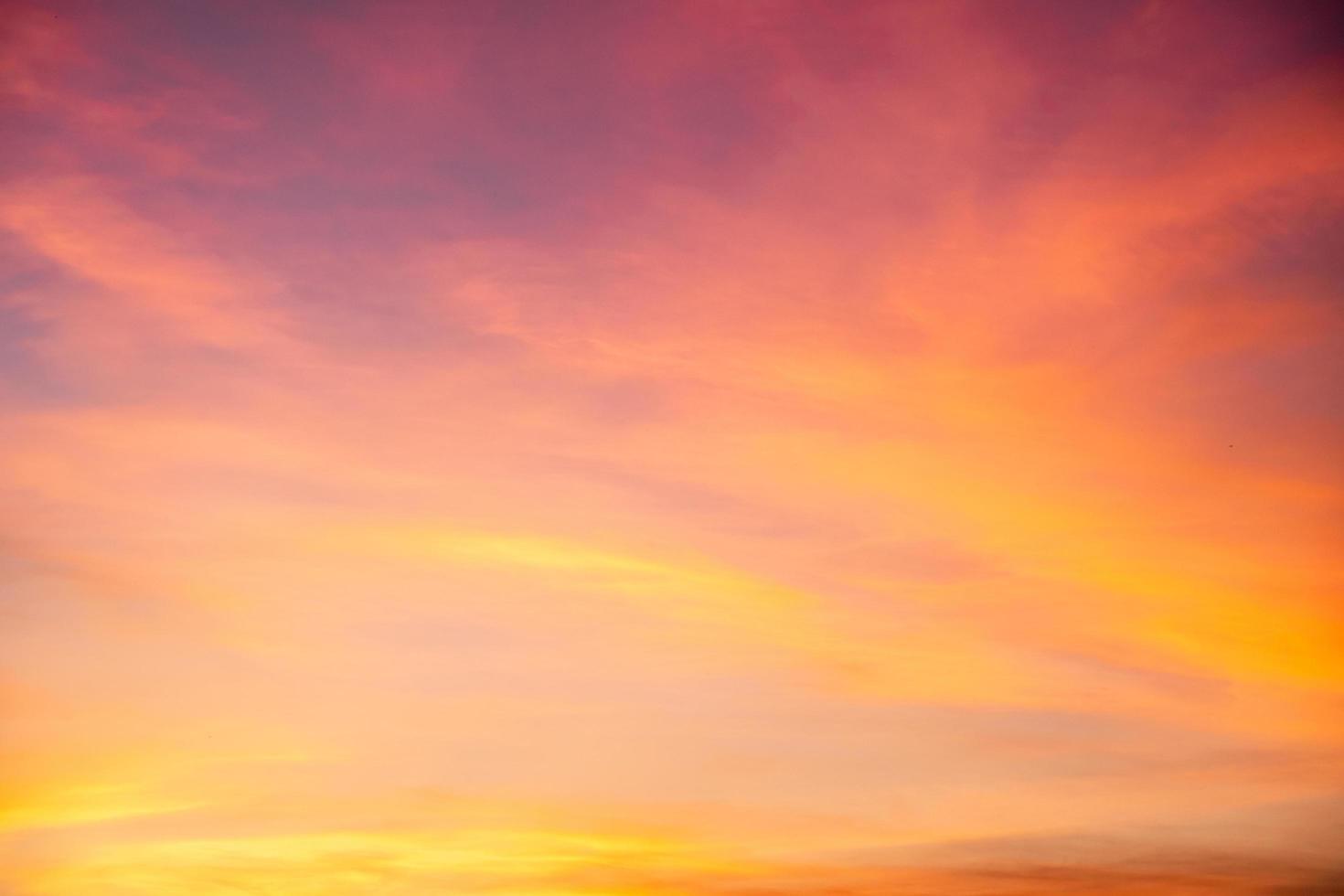 lindas nuvens de gradiente laranja e luz do sol no céu azul perfeito para o fundo, leve em evering, crepúsculo foto