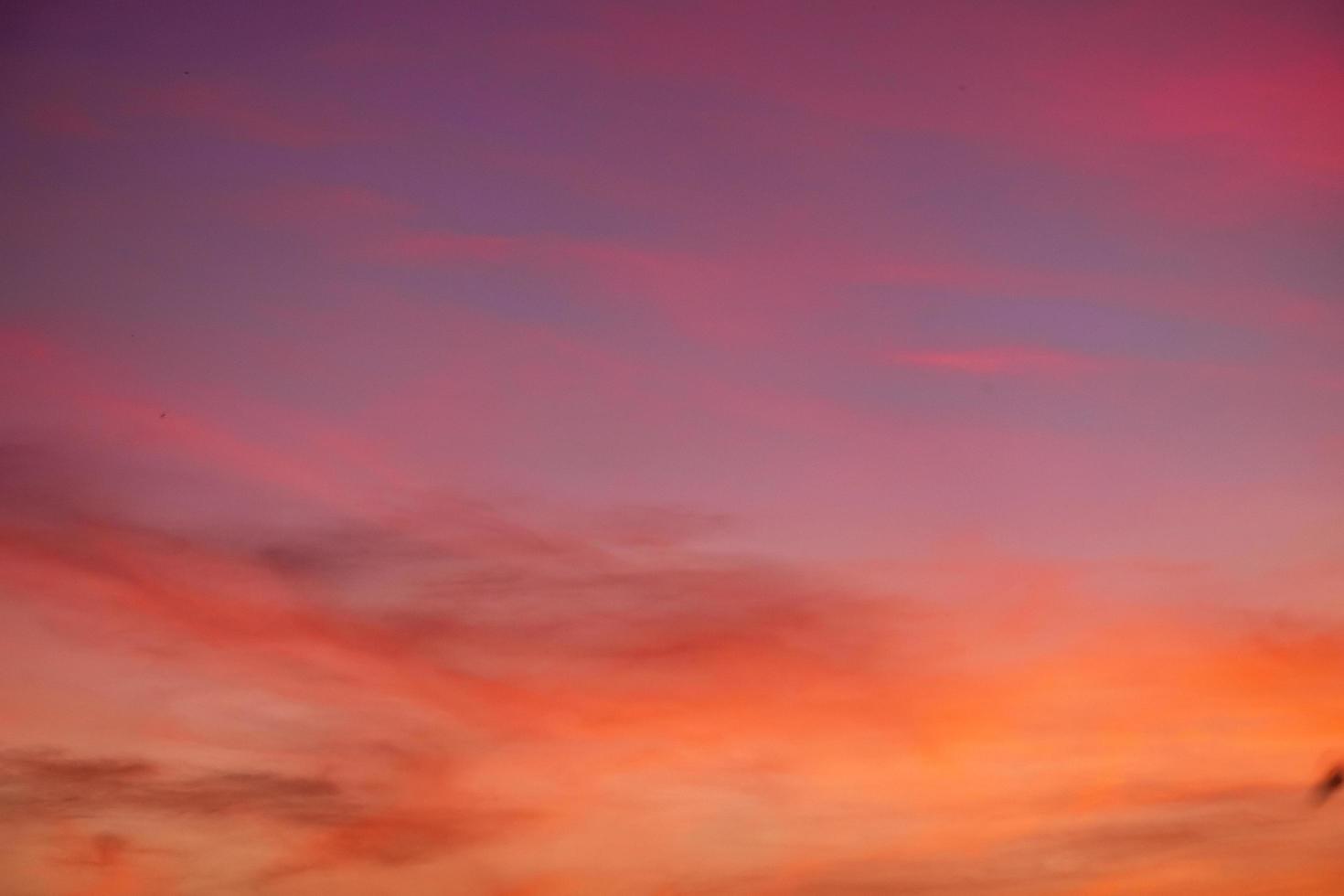 lindas nuvens de gradiente laranja e luz do sol no céu azul perfeito para o fundo, leve em evering, crepúsculo foto