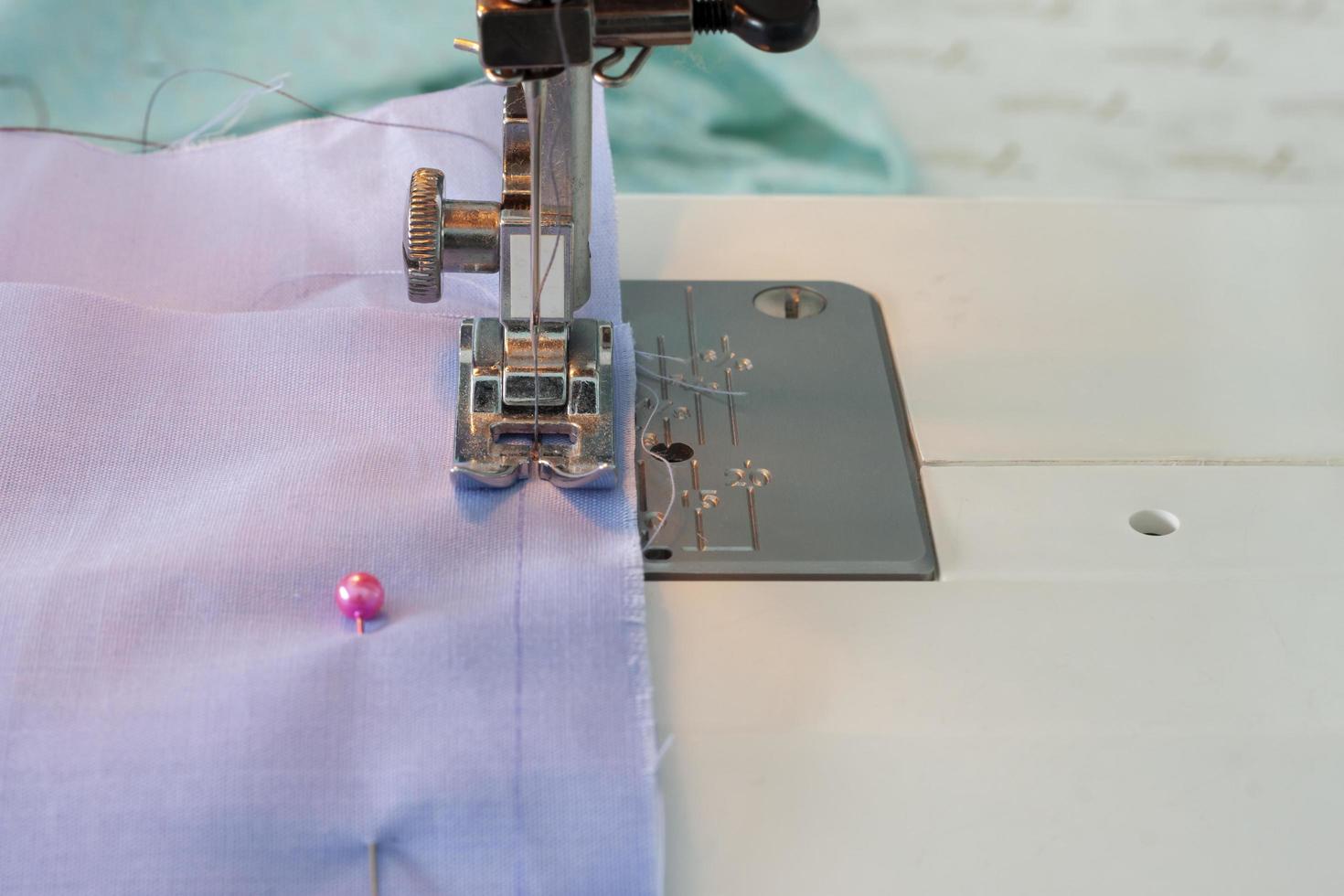 máquina de costura é uma tecnologia que ajuda a costurar mais rápido e fácil. foto