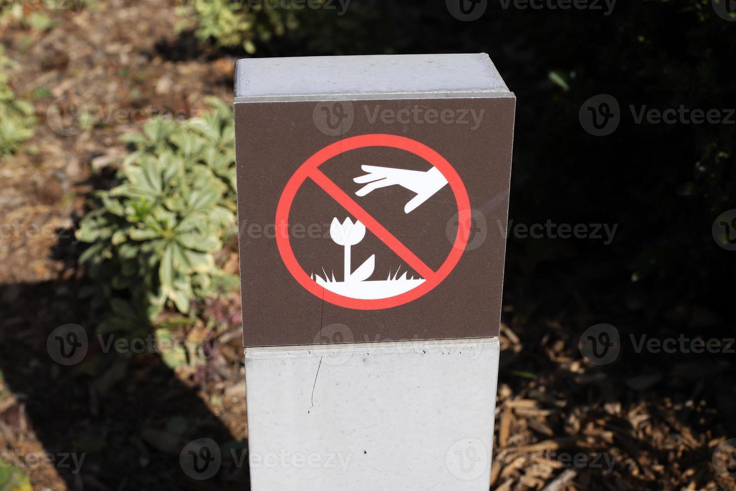 sinal de informações rodoviárias instalado na beira da estrada em israel. foto