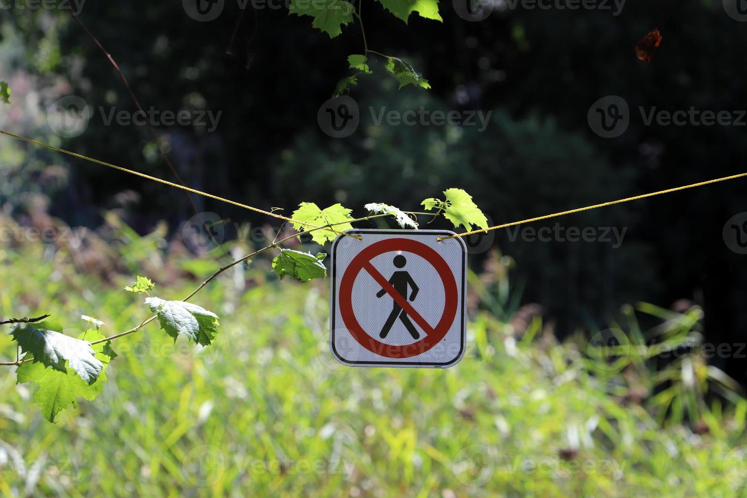 sinal de informações rodoviárias instalado na beira da estrada em israel. foto