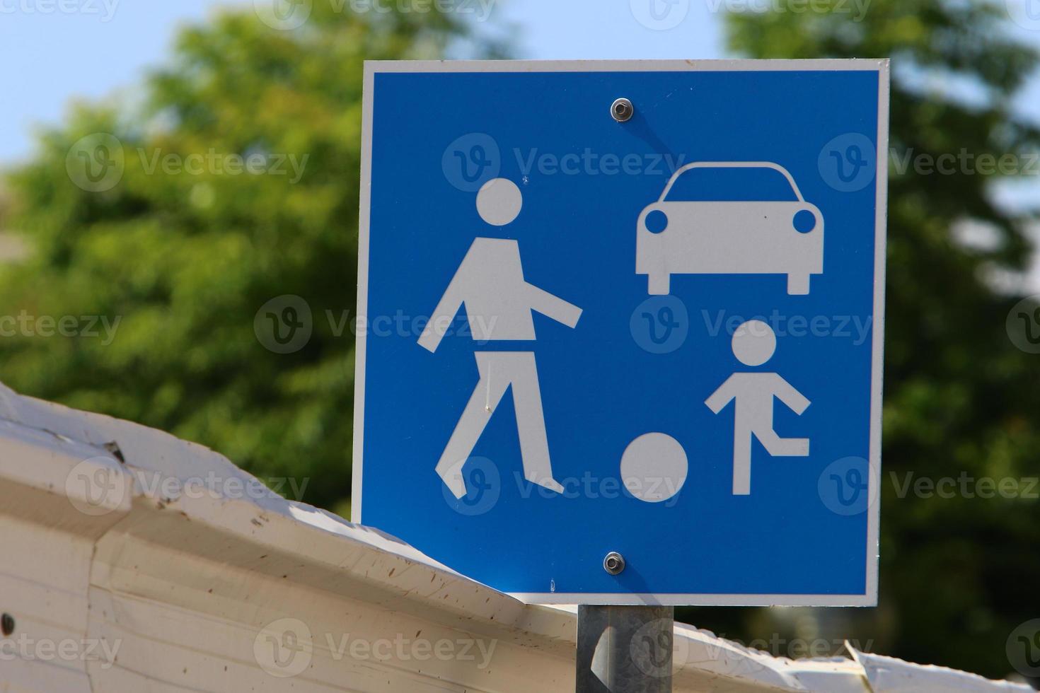 sinal de informações rodoviárias instalado na beira da estrada em israel. foto