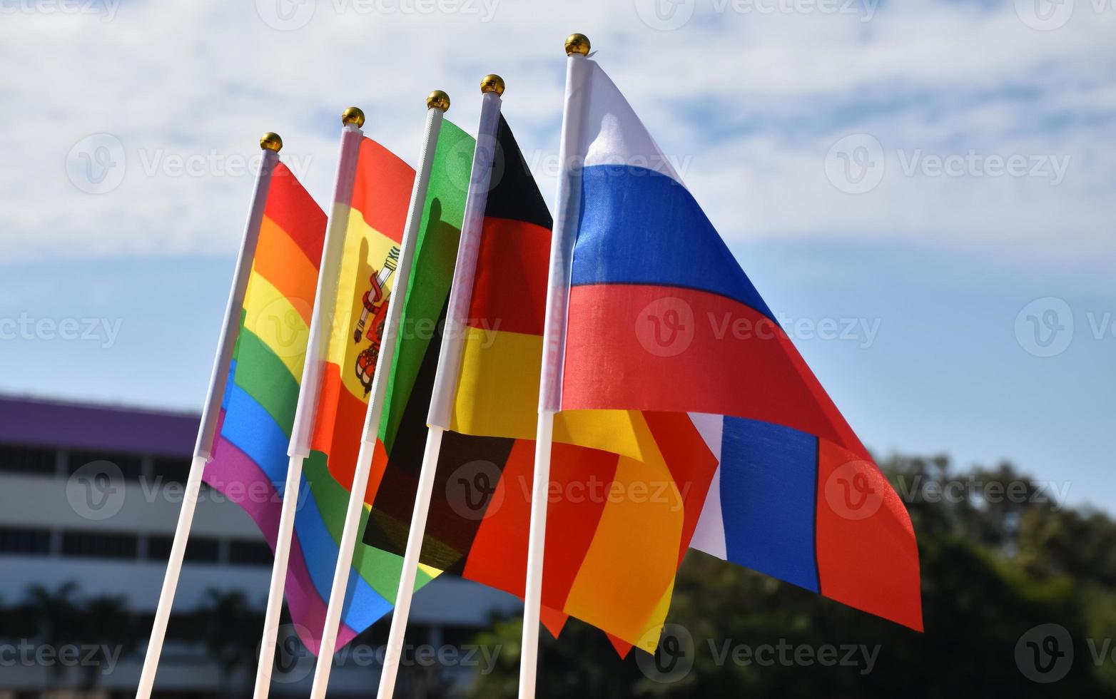 bandeira do arco-íris e bandeiras nacionais de países europeus, foco suave e seletivo, conceito para celebração lgbt e respeito à diversidade de gênero de humanos em países europeus ao redor do mundo. foto