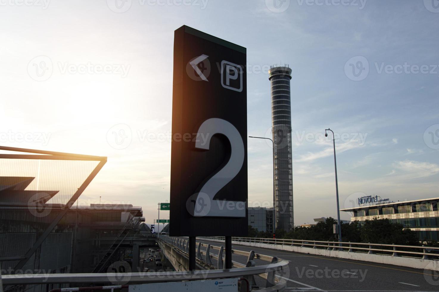 26-10-2022 samut prakan, tailândia, estacionamento 2 no aeroporto de suvarnabhumi, há muitos usuários populares. foto