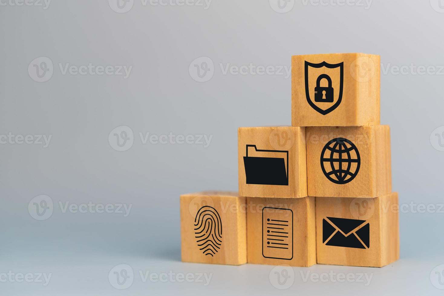 cubo de madeira para gerenciamento de documentos dados de arquivos digitais proteção de segurança cibernética on-line e conceito de segurança de dados. foto