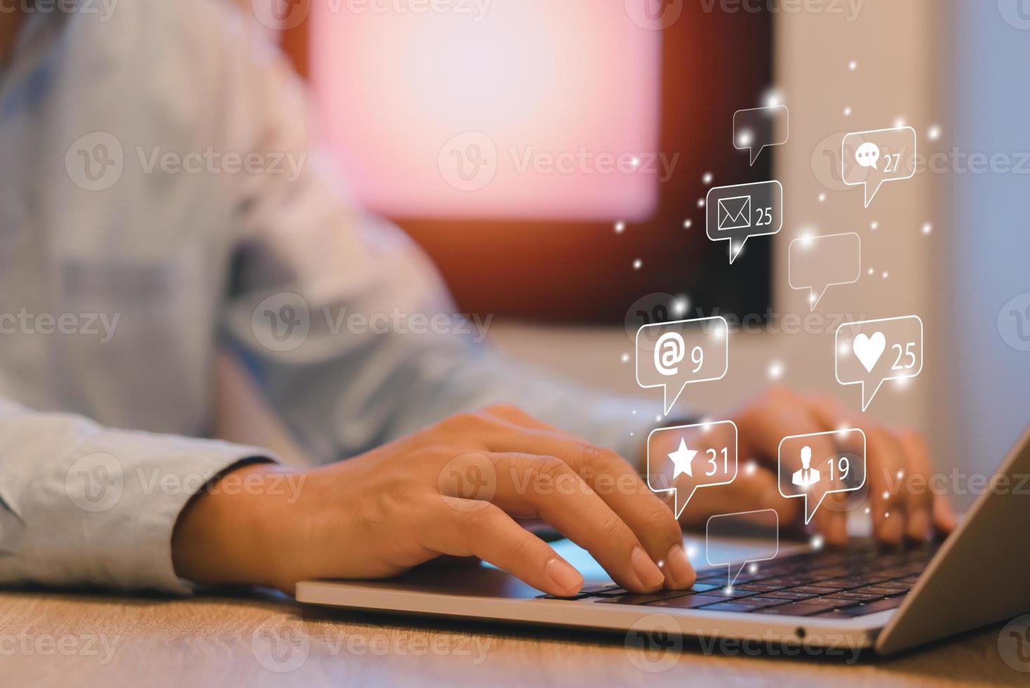 empresário digitando teclado com computador portátil em desk.social media e conceito de tela de ícones virtuais de marketing. foto